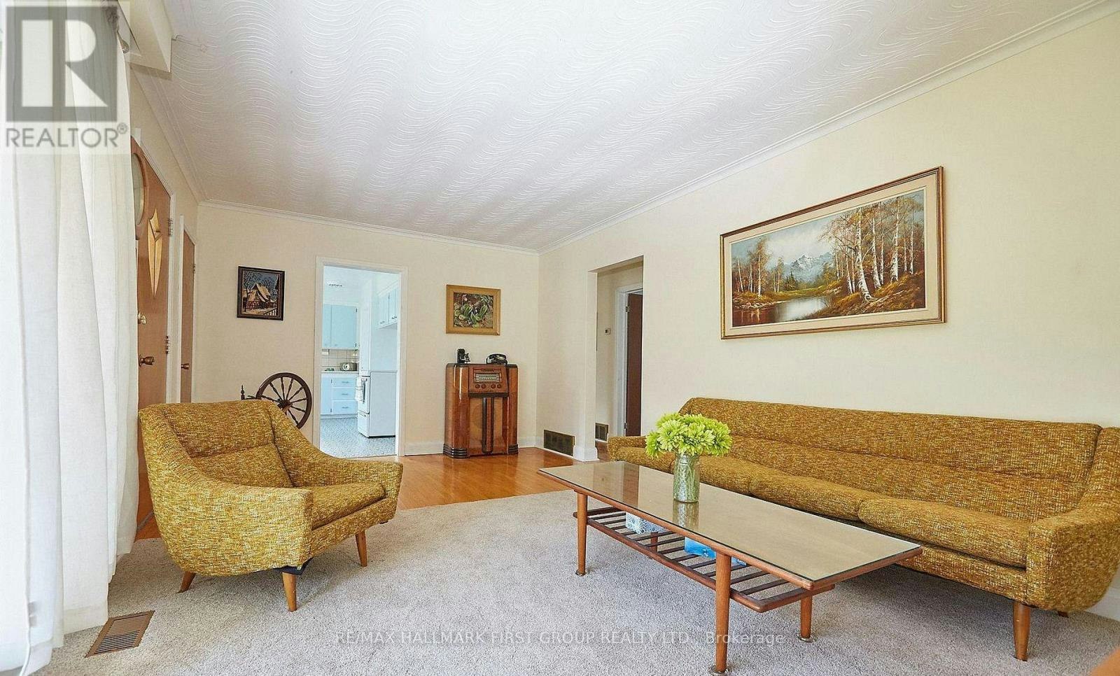 212 Hallett Avenue, Whitby, ON, L1N 5K8 - 3
