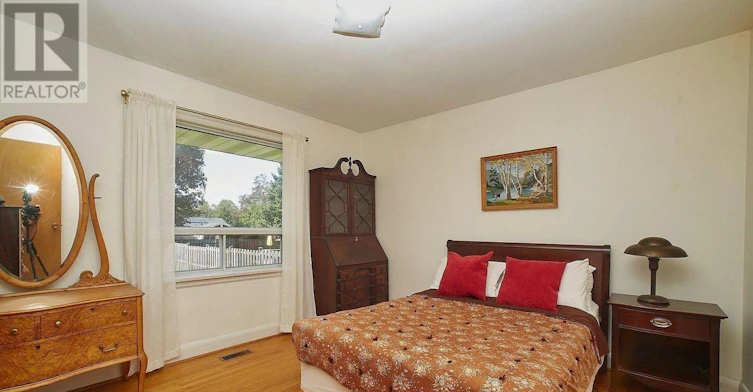 212 Hallett Avenue, Whitby, ON, L1N 5K8 - 12