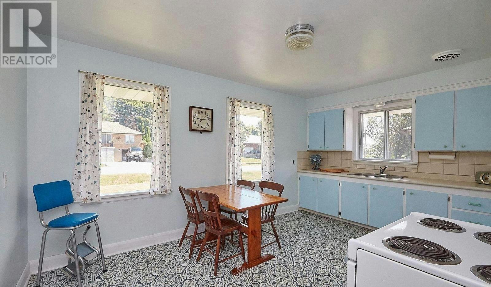 212 Hallett Avenue, Whitby, ON, L1N 5K8 - 8