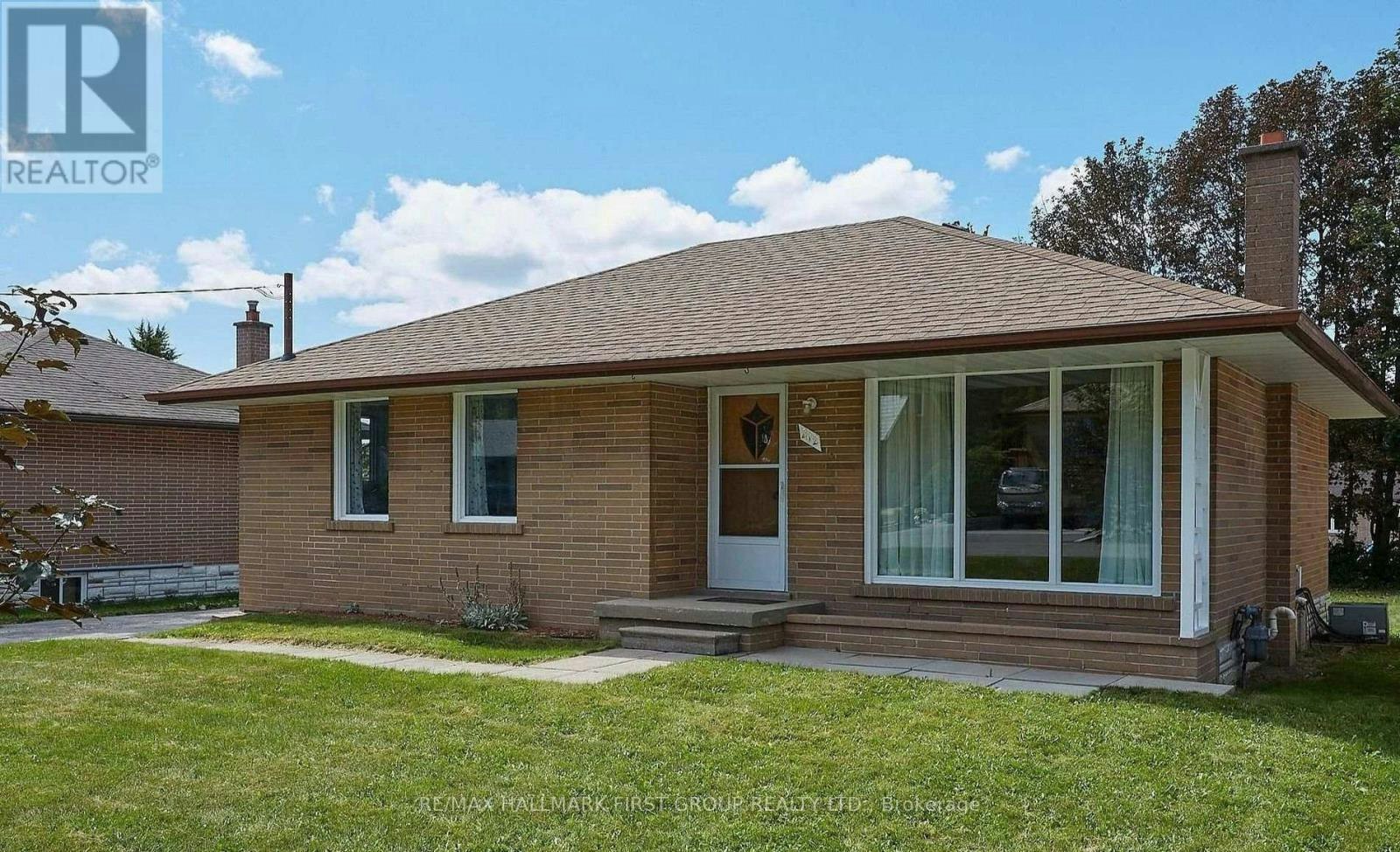212 Hallett Avenue, Whitby, ON, L1N 5K8