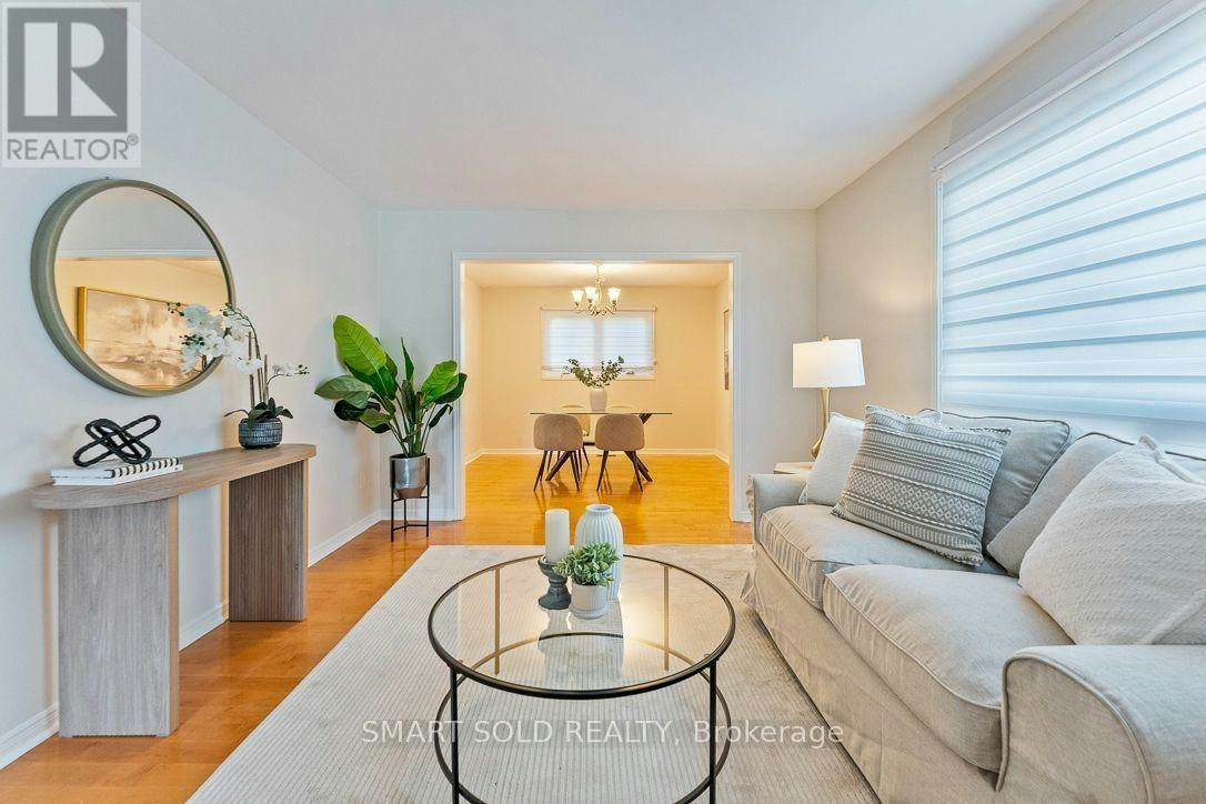853 Apple Gate Court, Mississauga, ON, L5C 4L8 - 4