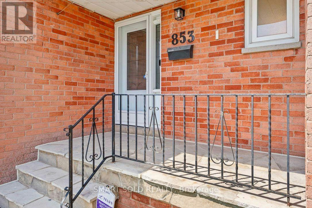 853 Apple Gate Court, Mississauga, ON, L5C 4L8 - 2