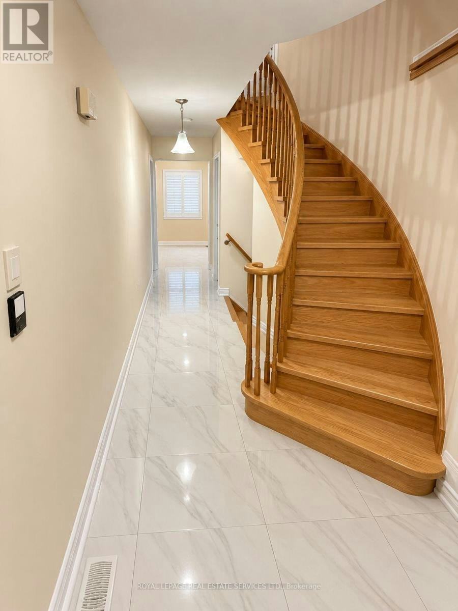 742 Winterton Way, Mississauga, ON, L5R 3L6 - 2