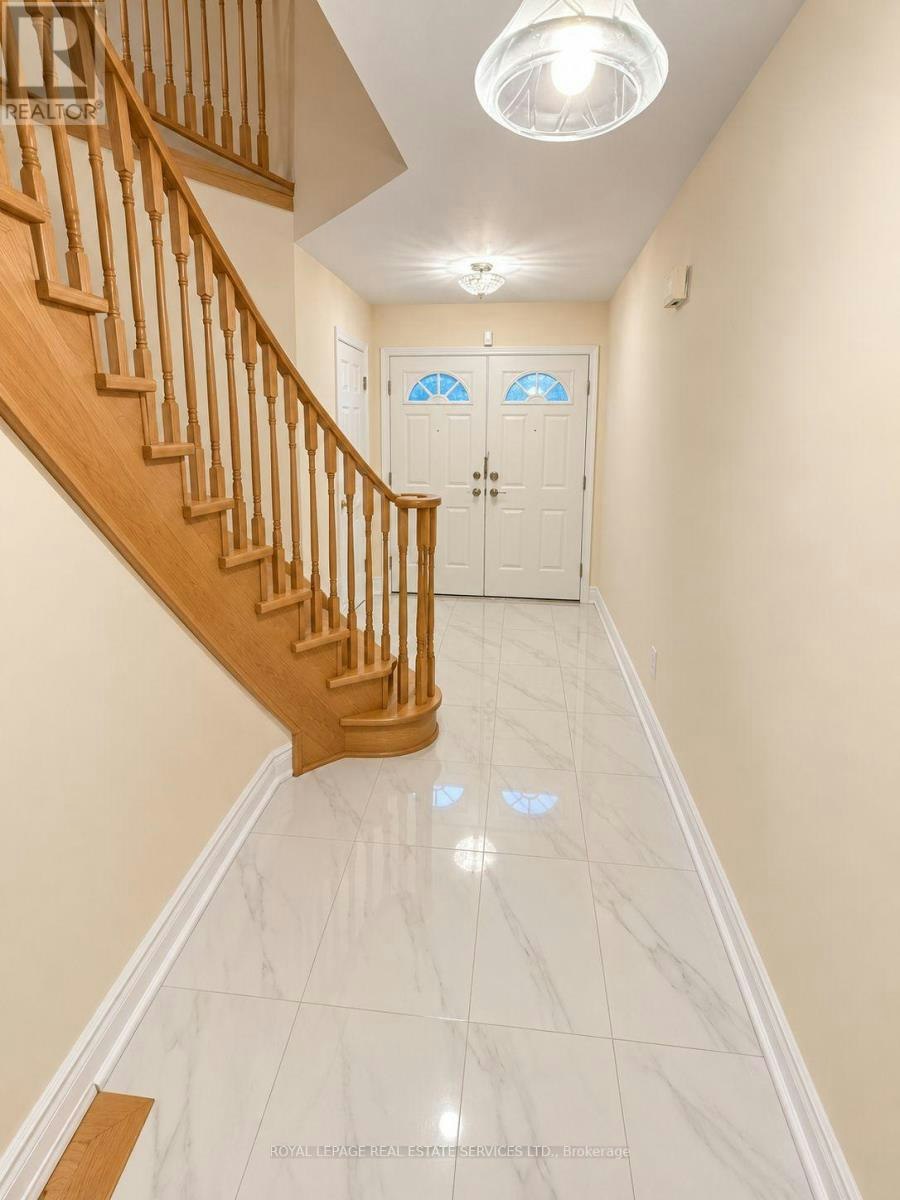 742 Winterton Way, Mississauga, ON, L5R 3L6 - 3