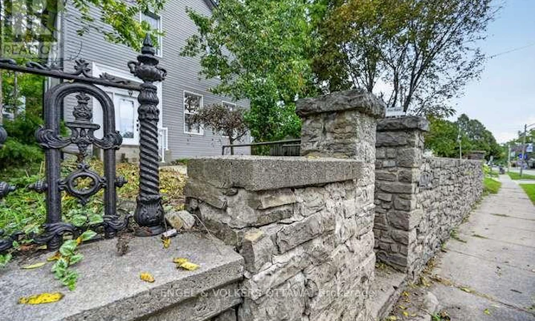 716 King Street W