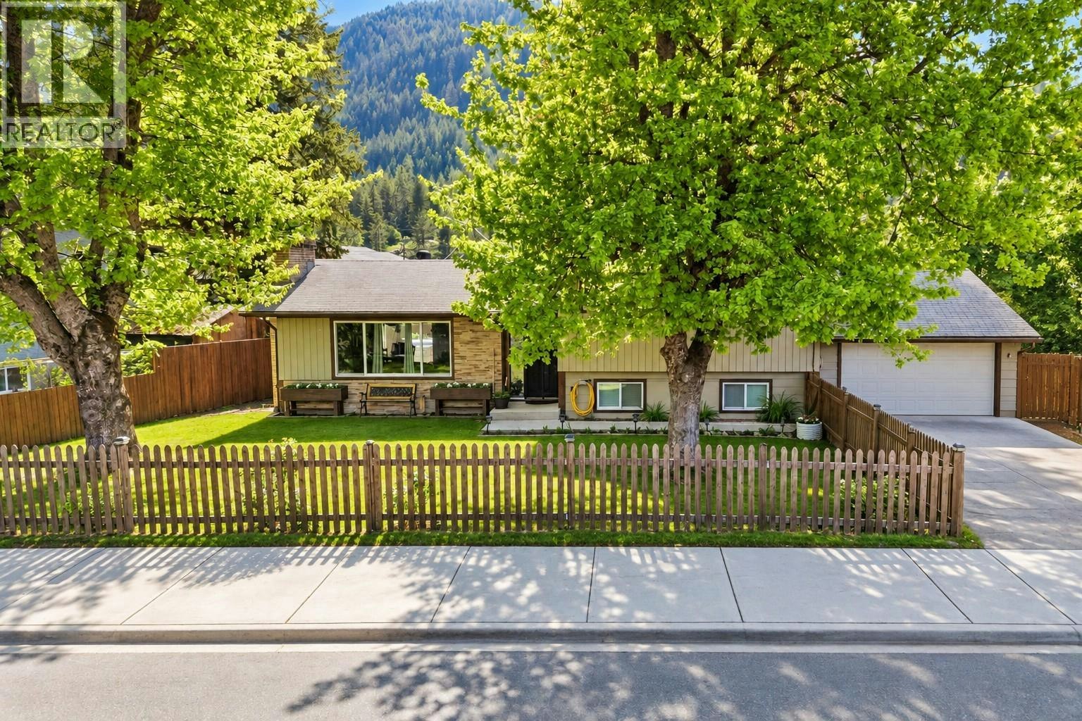 606 Riverside Avenue, Sicamous, BC, V0E 2V0