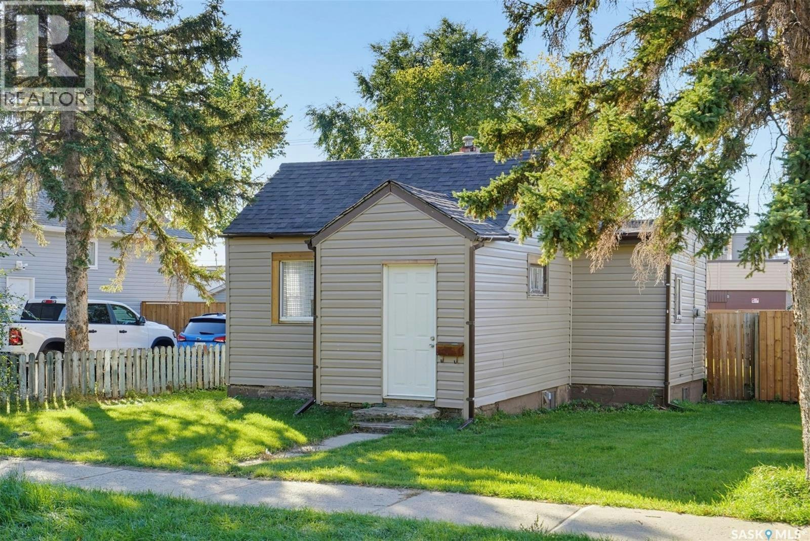 915 23rd Street W, Saskatoon, SK, S7L 0S1