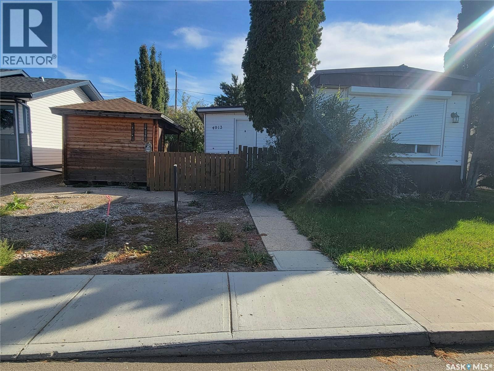 4913 48th Street E, Macklin, SK, S0L 2C0