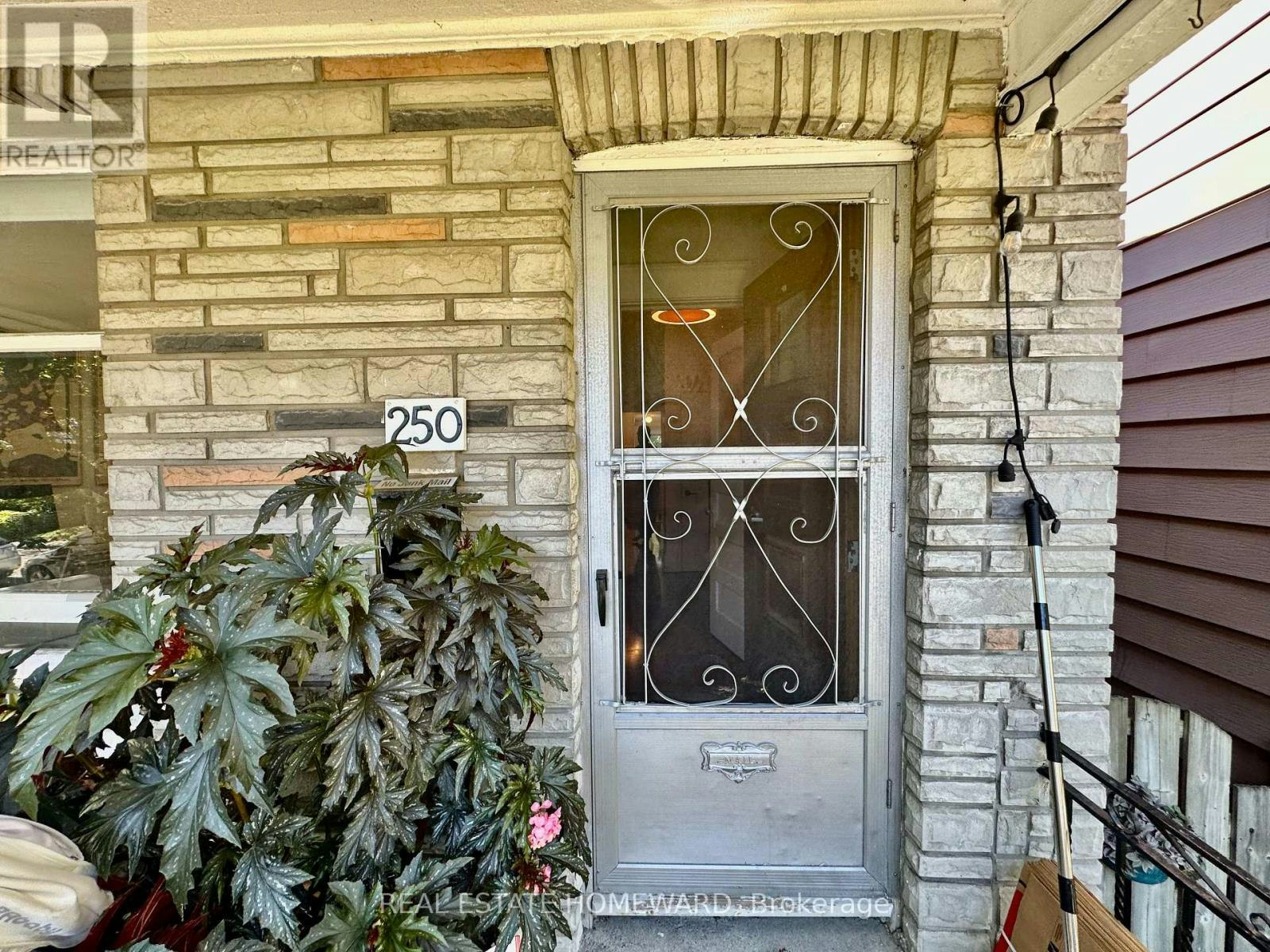 250 Rushton Road, Toronto, ON, M6G 3J5 - 2