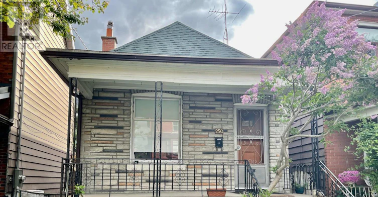 250 Rushton Road, Toronto, ON, M6G 3J5