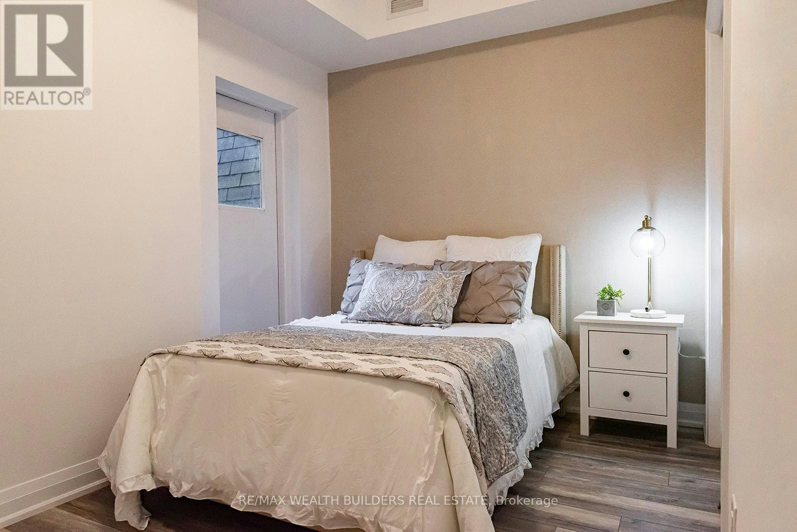1-215 Jarvis Street, Toronto, ON, M5J 2C1 - 2