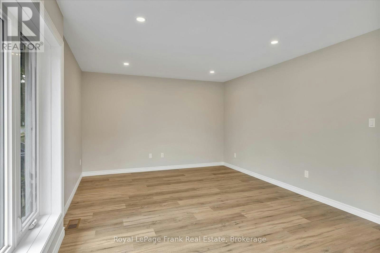 MAIN-890 Weller Street, Peterborough, ON, K9J 4X8 - 10