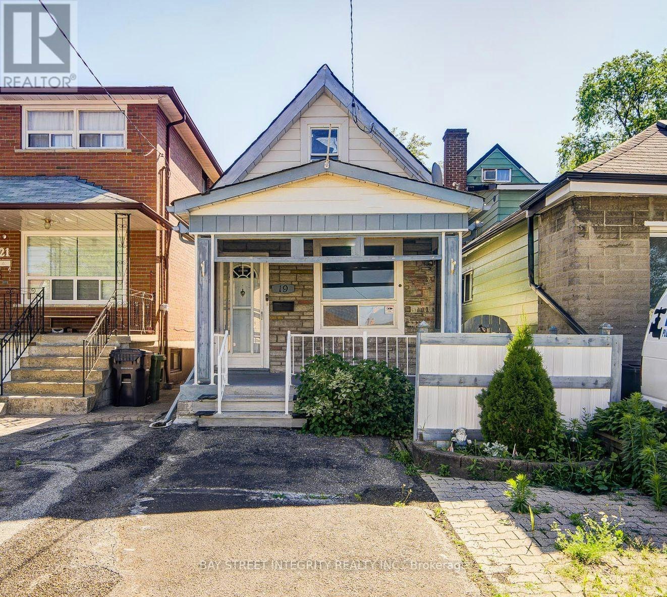 19 Robinson Avenue, Toronto, ON, M1L 3S8