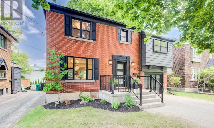 34 Moore Avenue N