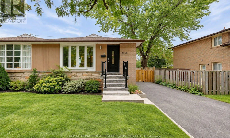 1254 Napier Crescent