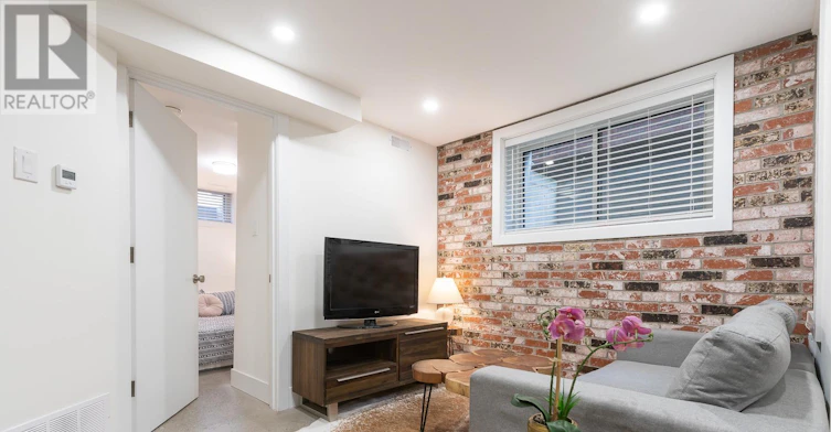 LOWER-180 Maria Street, Toronto, ON, M6P 1W4 - 4