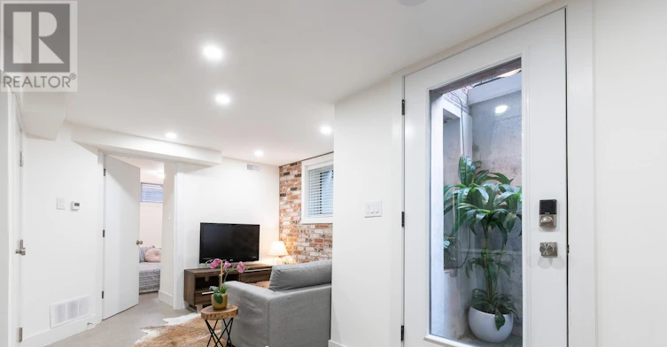 LOWER-180 Maria Street, Toronto, ON, M6P 1W4 - 3