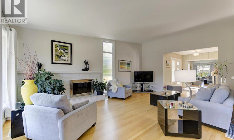 1296 Kelglen Crescent