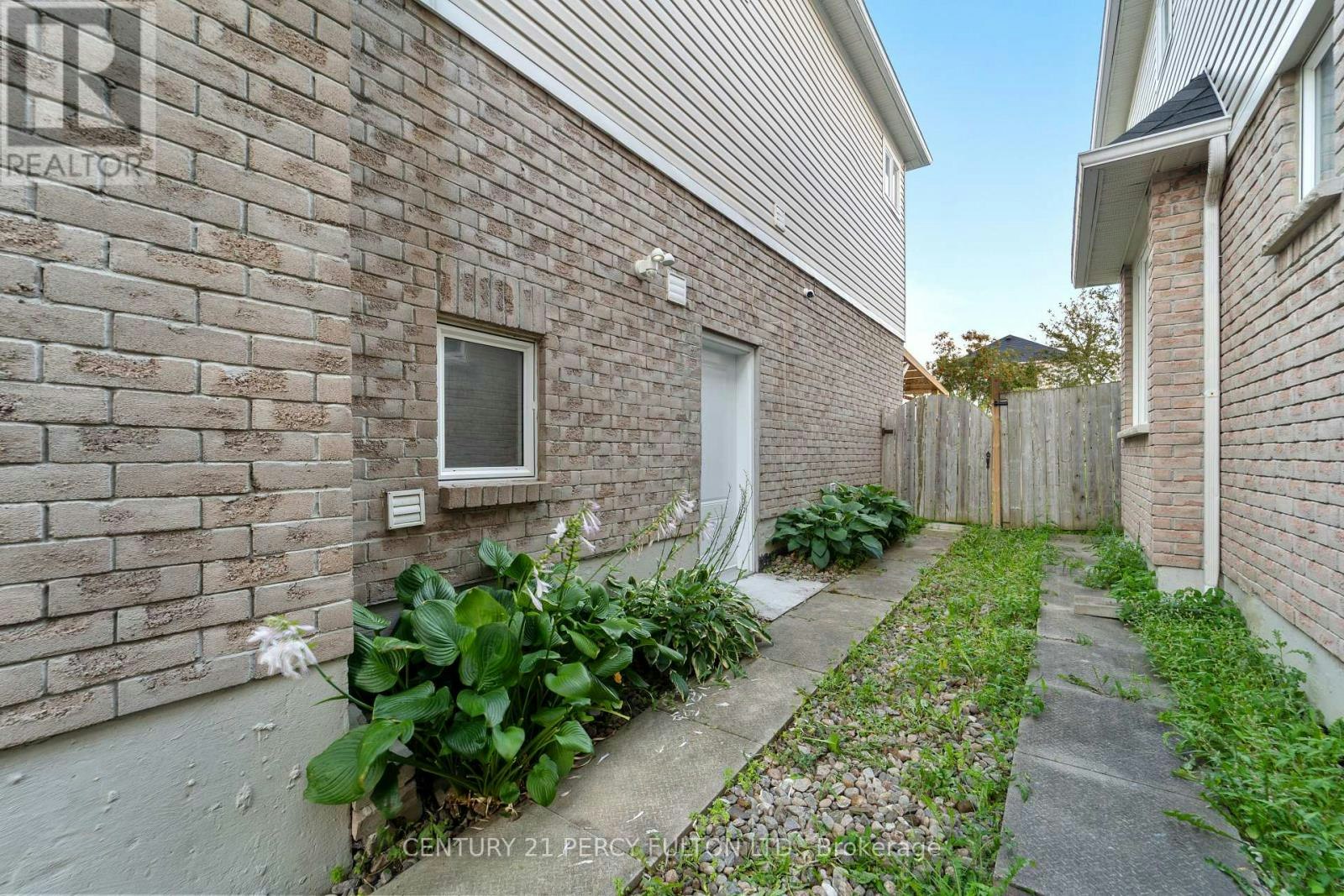 35 Weldon Street, Whitby, ON, L1R 2T5 - 4