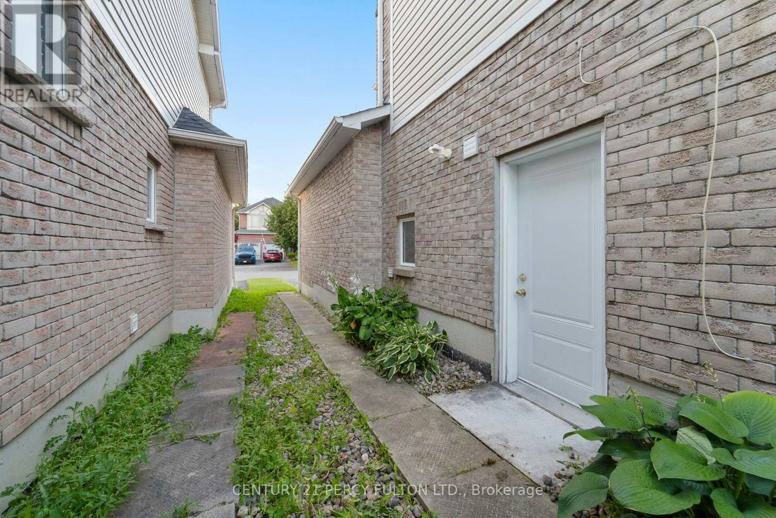 35 Weldon Street, Whitby, ON, L1R 2T5 - 3