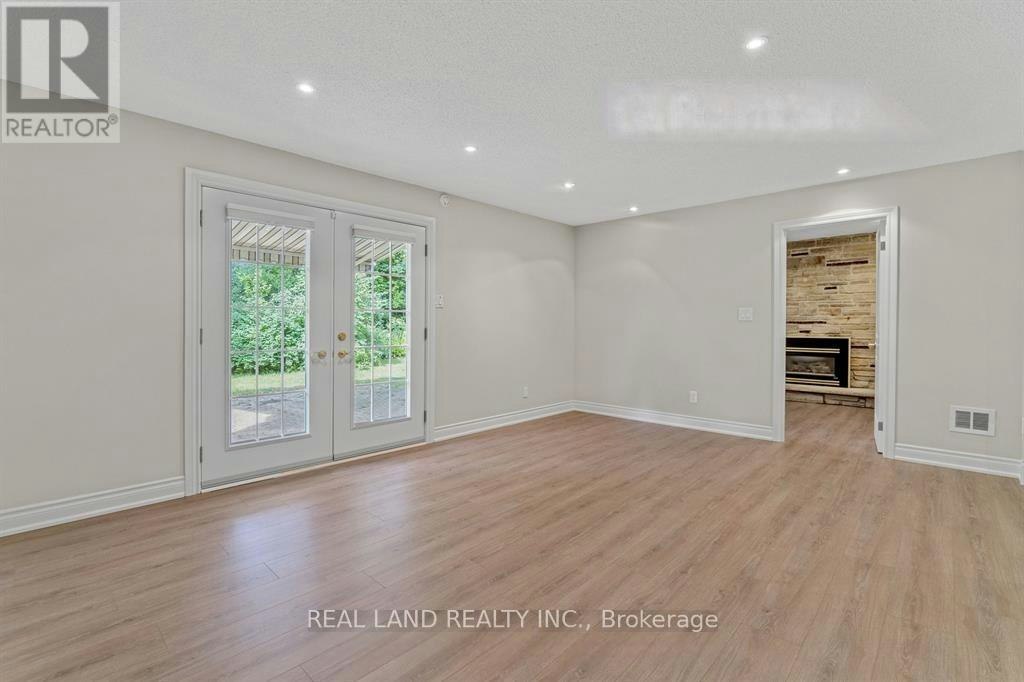 LOWER-360 Chantenay Drive, Mississauga, ON, L5A 1E7 4
