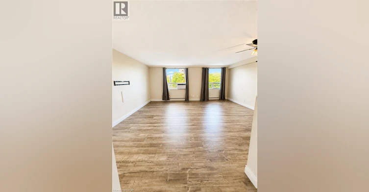 212-18 Holborn Court, Kitchener, ON, N2A 4A1 - 2