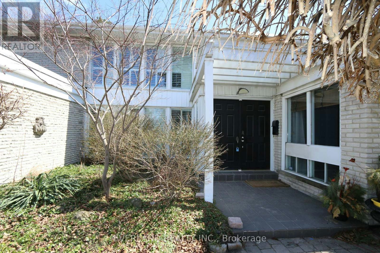 18 Silvergrove Road, Toronto, ON, M2L 2N6 - 2