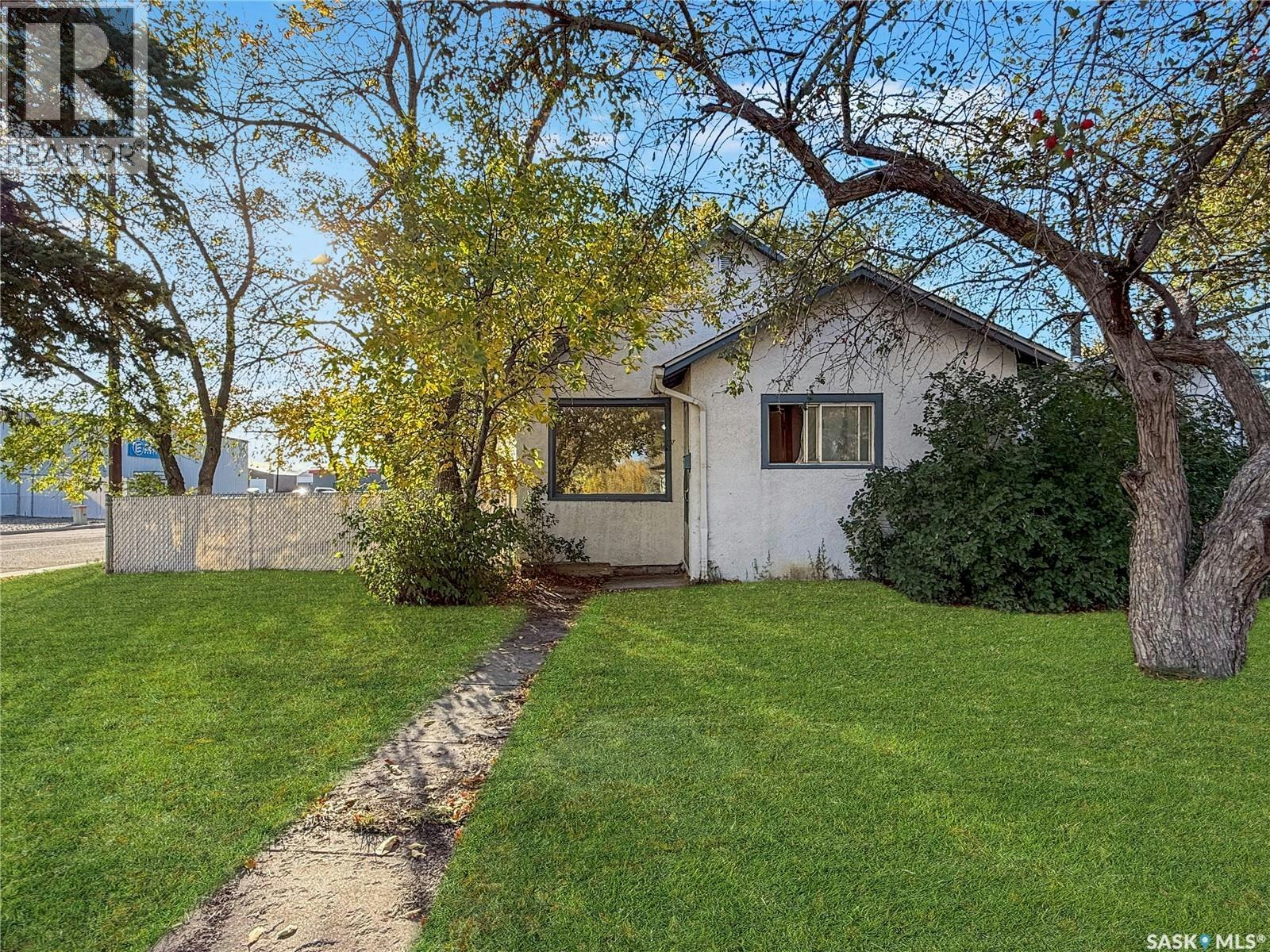 206 6th Avenue NW, Swift Current, SK, S9H 0X8