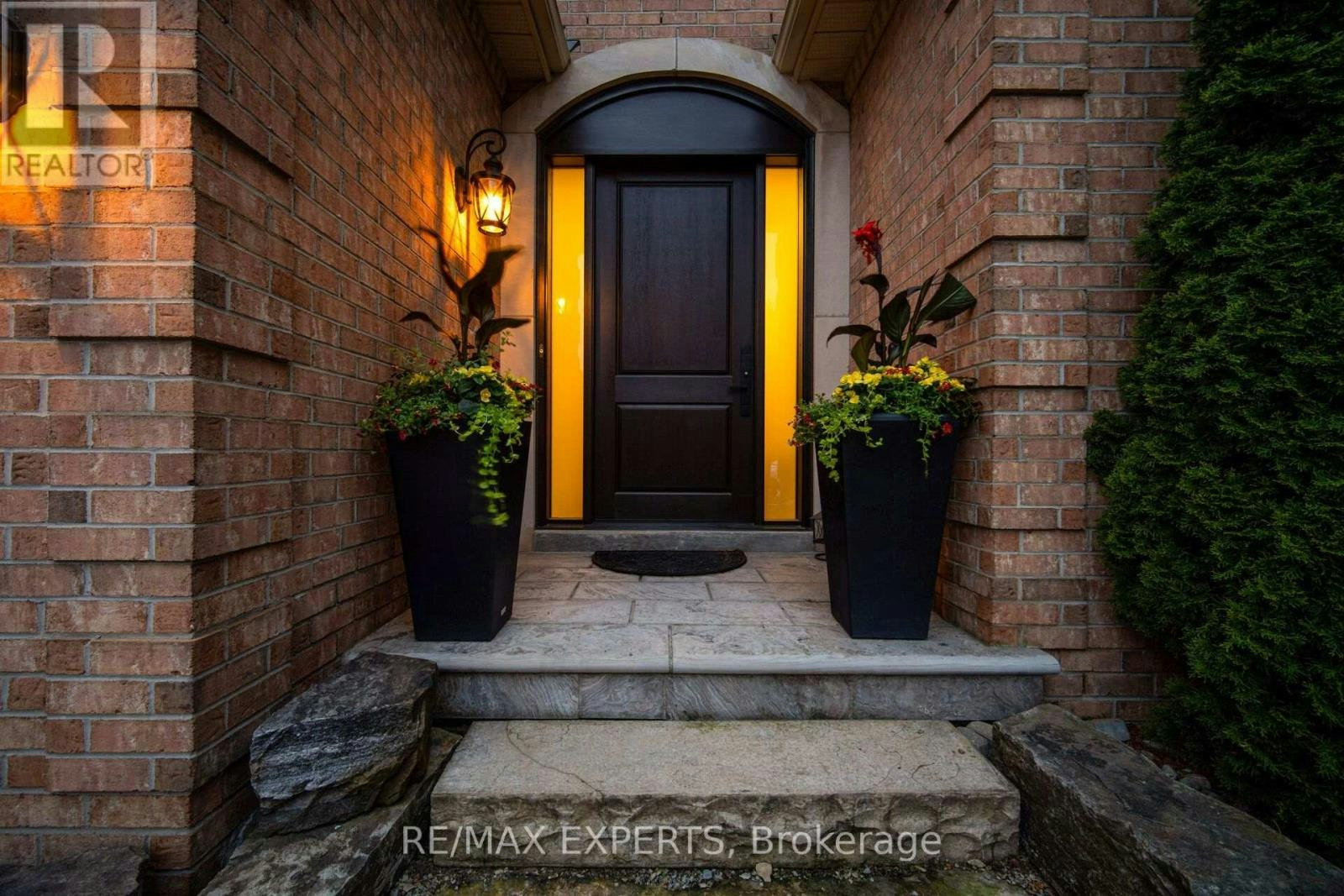 904 Damascus Court, Newmarket, ON, L3X 1L1