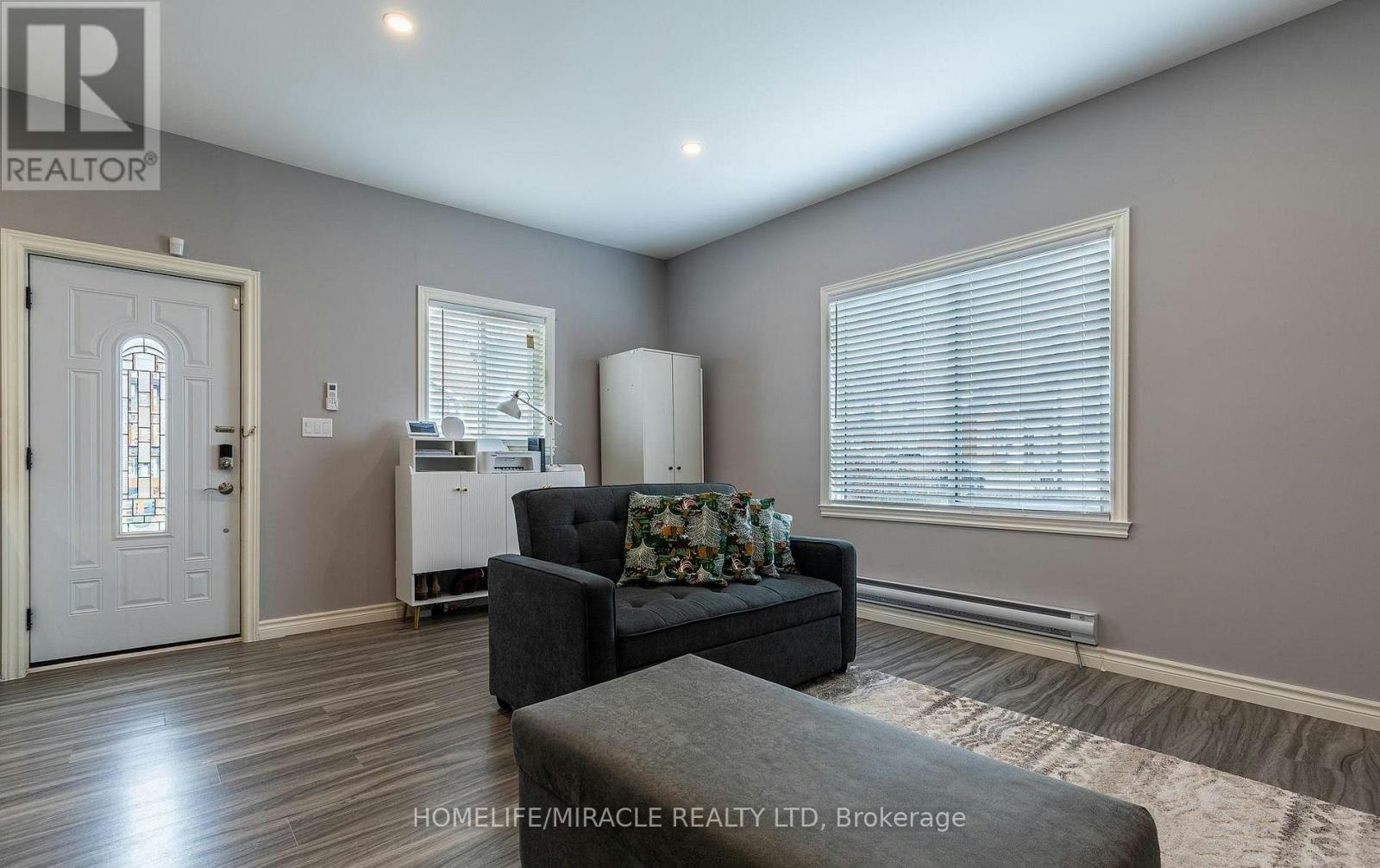 36 Division Street, St. Catharines, ON, L2R 3G2 - 2