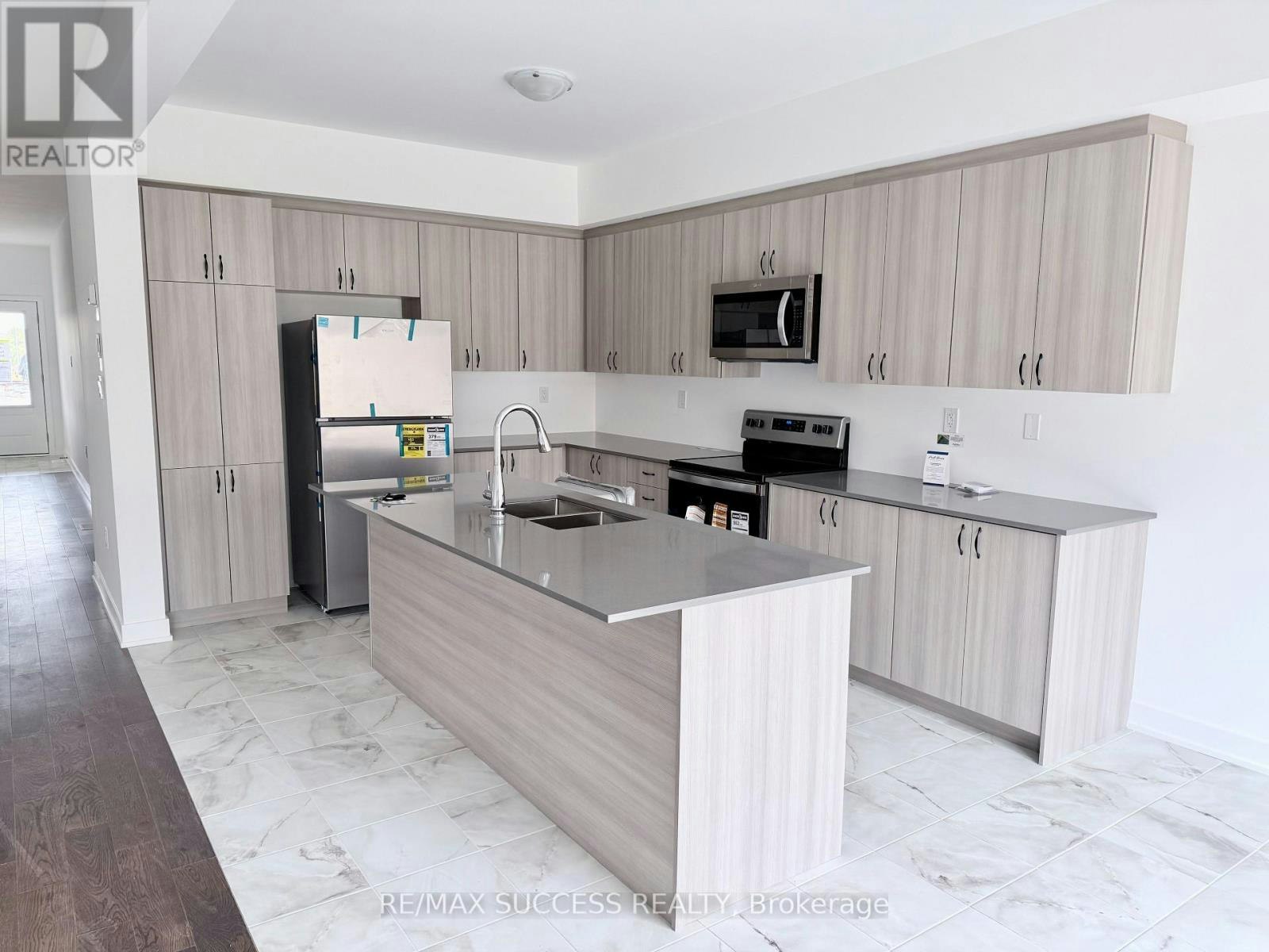 95 Flan Boulevard, Barrie, ON, L9J 0E1 - 2