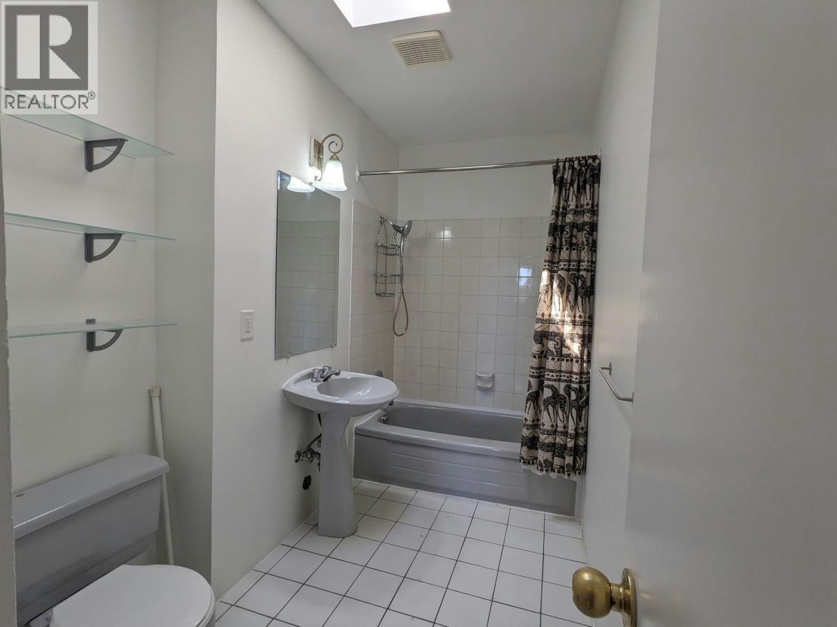 Upper 1-1631 Dunbar Street, Vancouver, BC, V6R 3L7 - 10