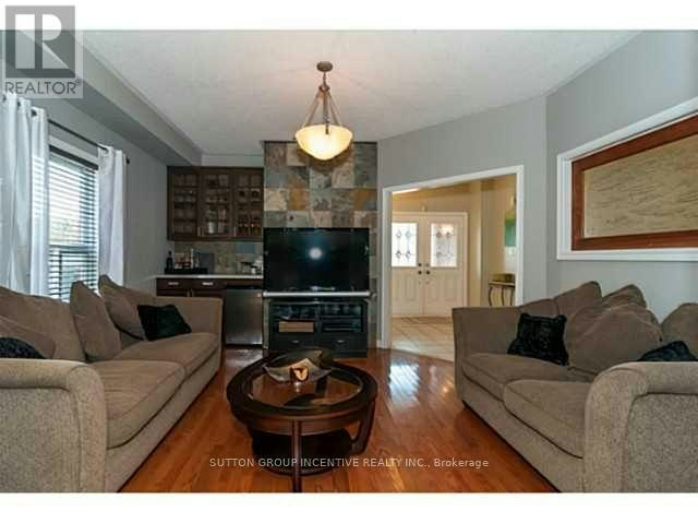 4 Bluewater Trail, Barrie, ON, L4N 0G6 - 2