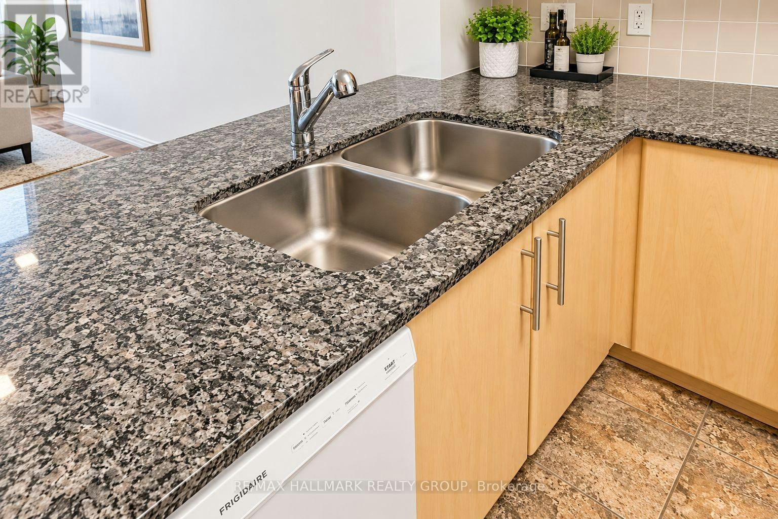 302-200 Lett Street, Ottawa, ON, K1R 0A7 - 5