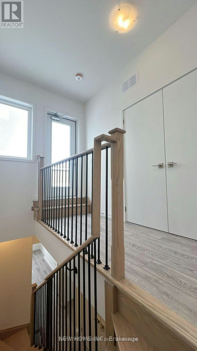 20-24 Lytham Green Circle, Newmarket, ON, L3Y 0H5 - 22