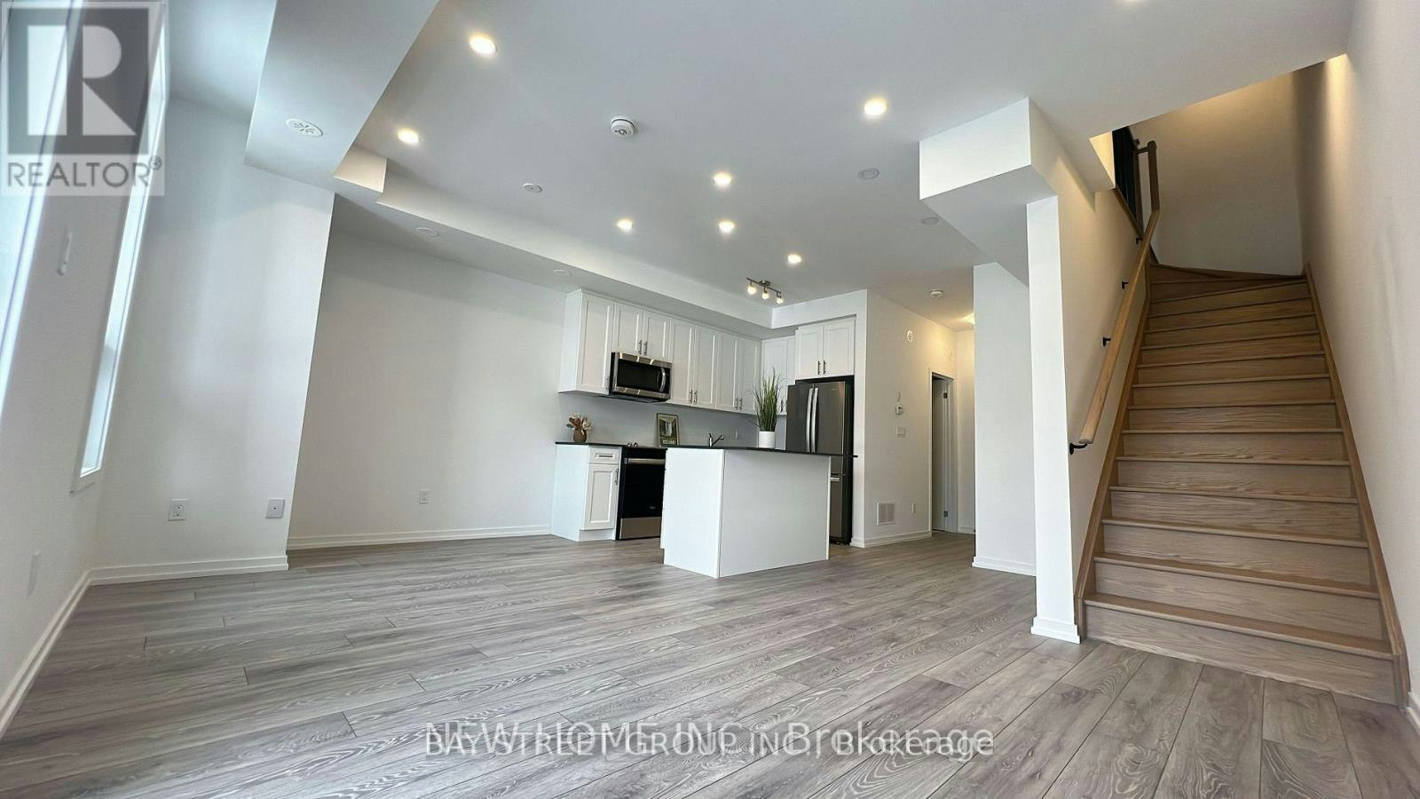 20-24 Lytham Green Circle, Newmarket, ON, L3Y 0H5 - 2