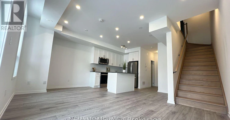 20-24 Lytham Green Circle, Newmarket, ON, L3Y 0H5 - 2