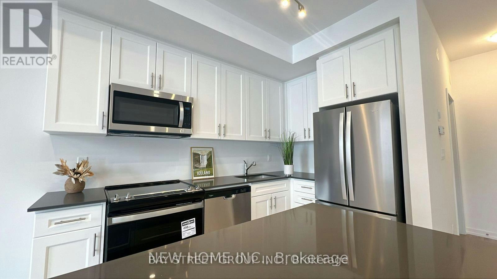20-24 Lytham Green Circle, Newmarket, ON, L3Y 0H5 - 3