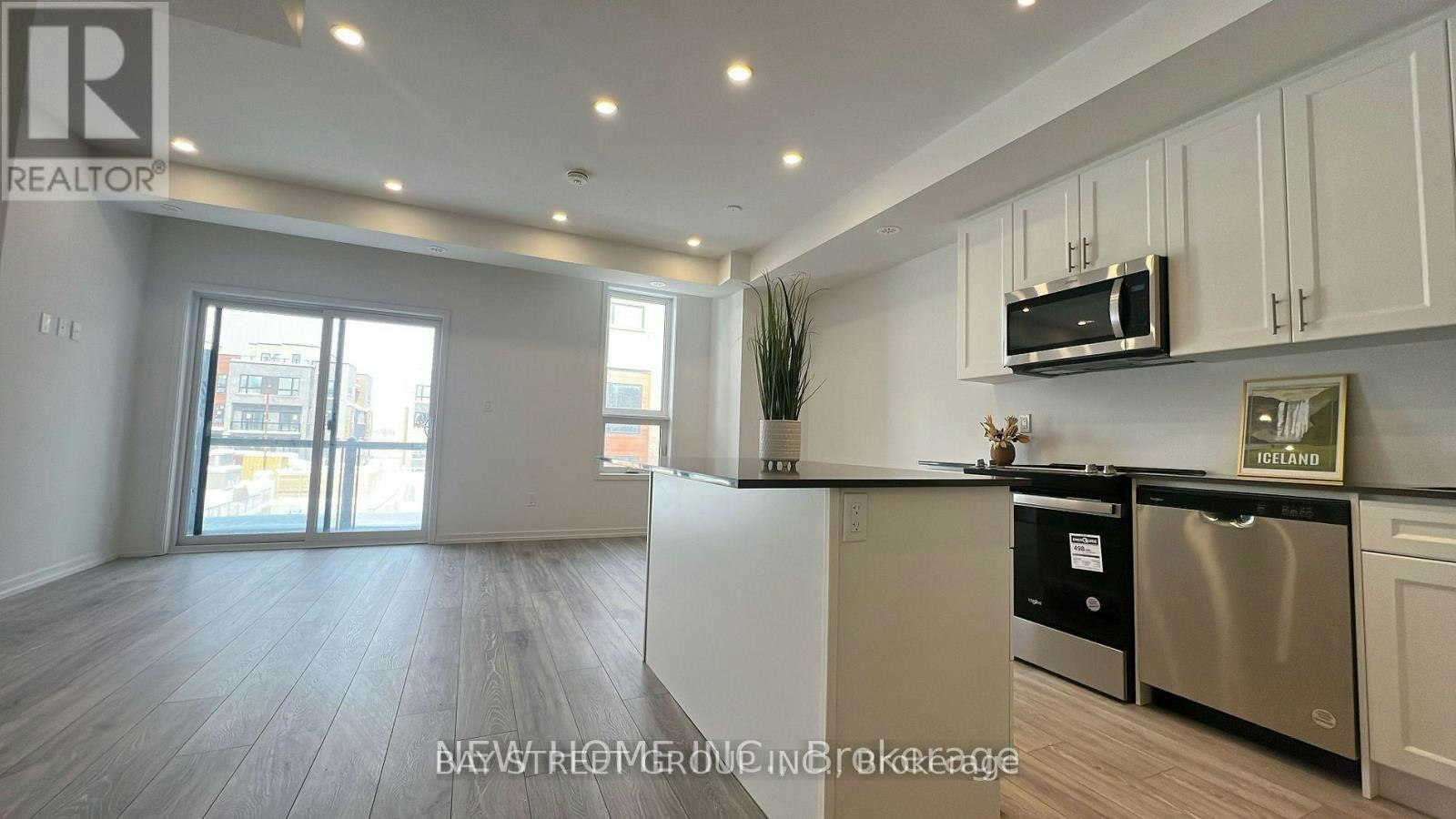 20-24 Lytham Green Circle, Newmarket, ON, L3Y 0H5 - 14