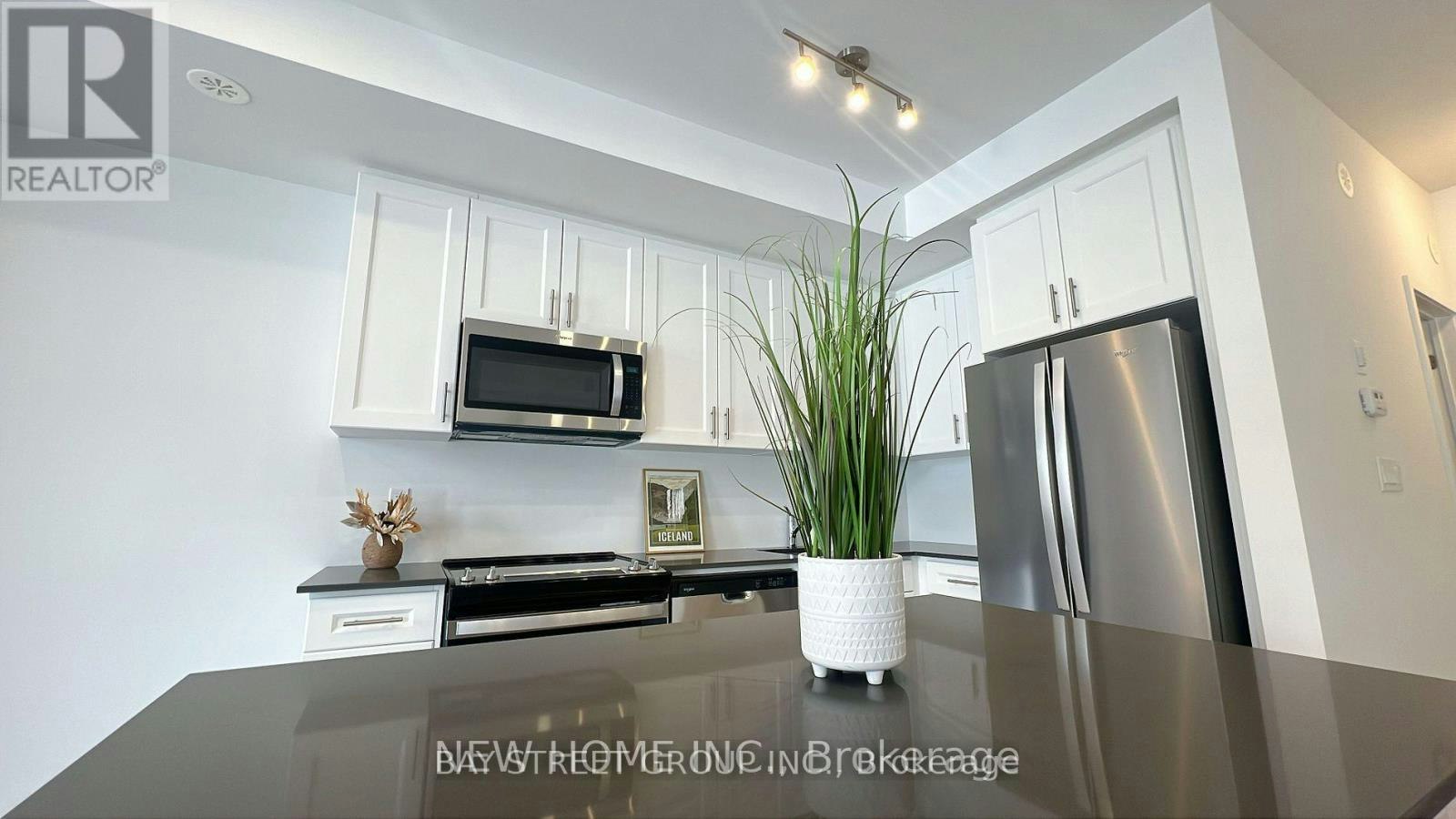 20-24 Lytham Green Circle, Newmarket, ON, L3Y 0H5