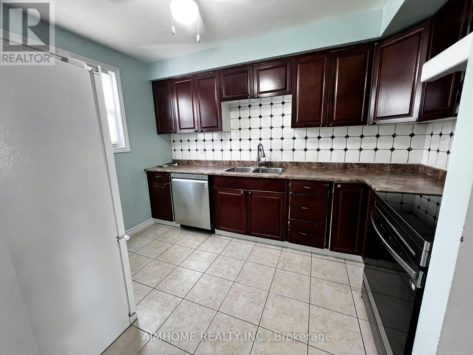 676 Balsam Crescent, Oshawa, ON, L1J 6A2 - 3