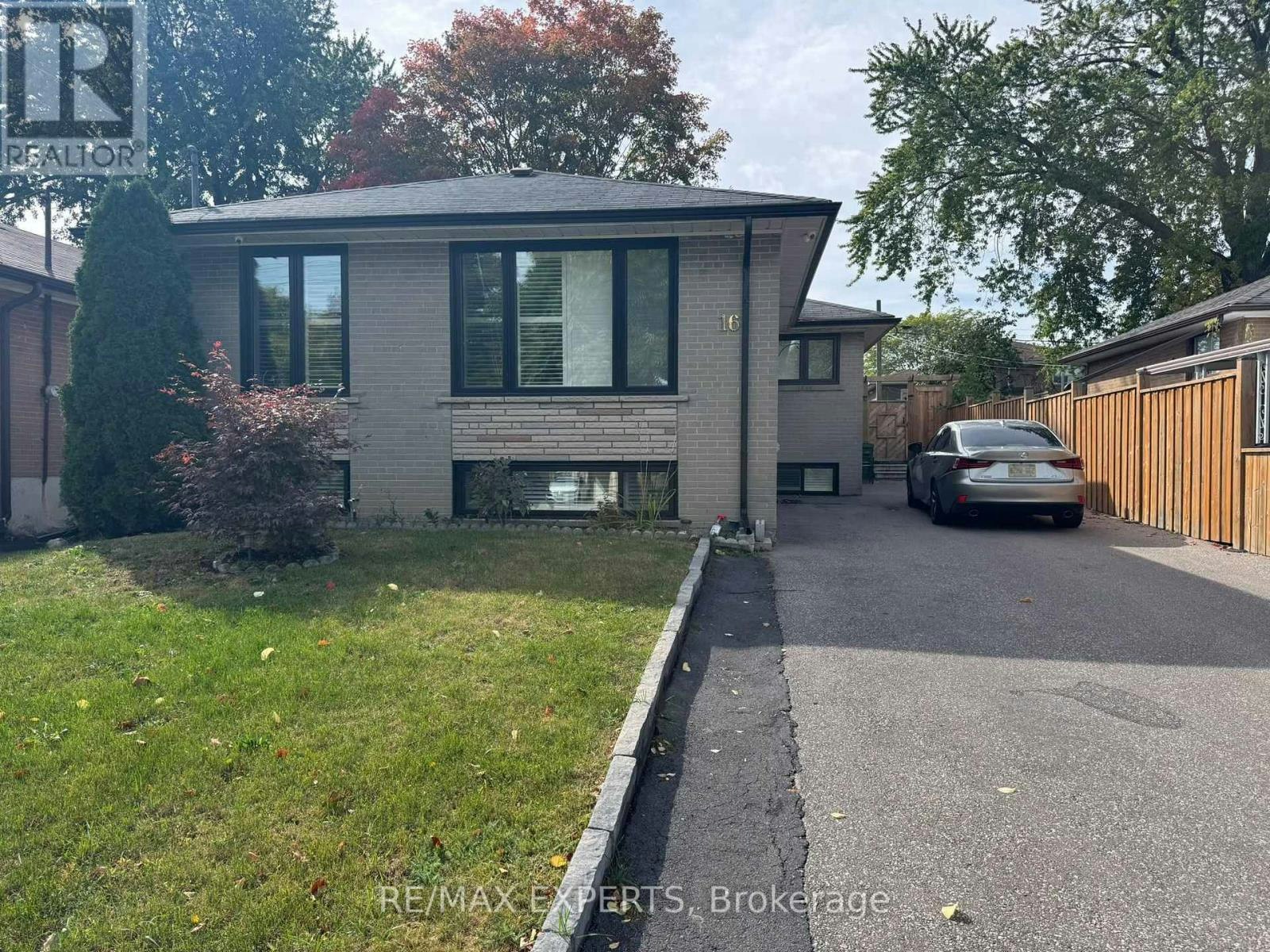 16 Bridgenorth Crescent, Toronto, ON, M9V 2M3