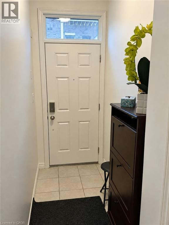 9 Hyde Park Mews, Kitchener, ON, N2H 0B2 - 2