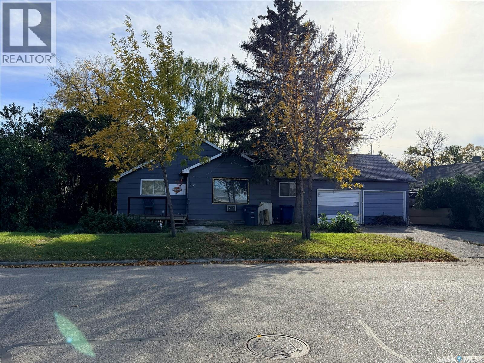 315 3rd Avenue W, Assiniboia, SK, S0H 0B0