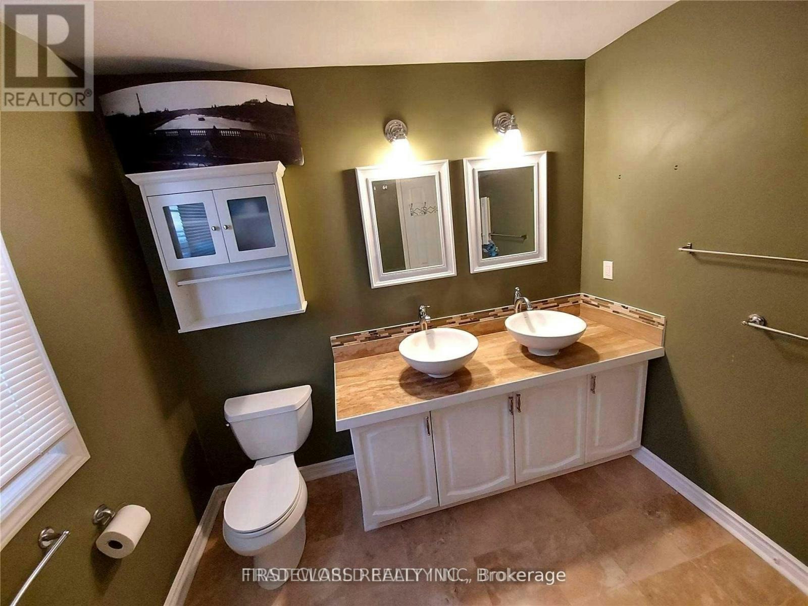 1-880 Leslie Valley Drive, Newmarket, ON, L3Y 7G9 - 2