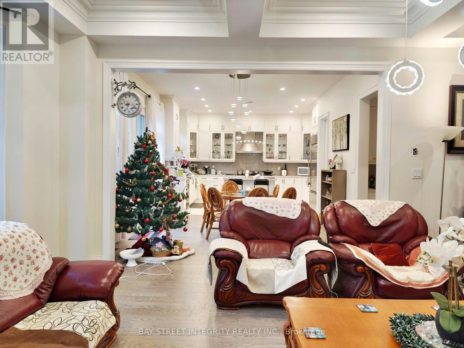 211 Hillsview Drive, Richmond Hill, ON, L4C 4L8 2