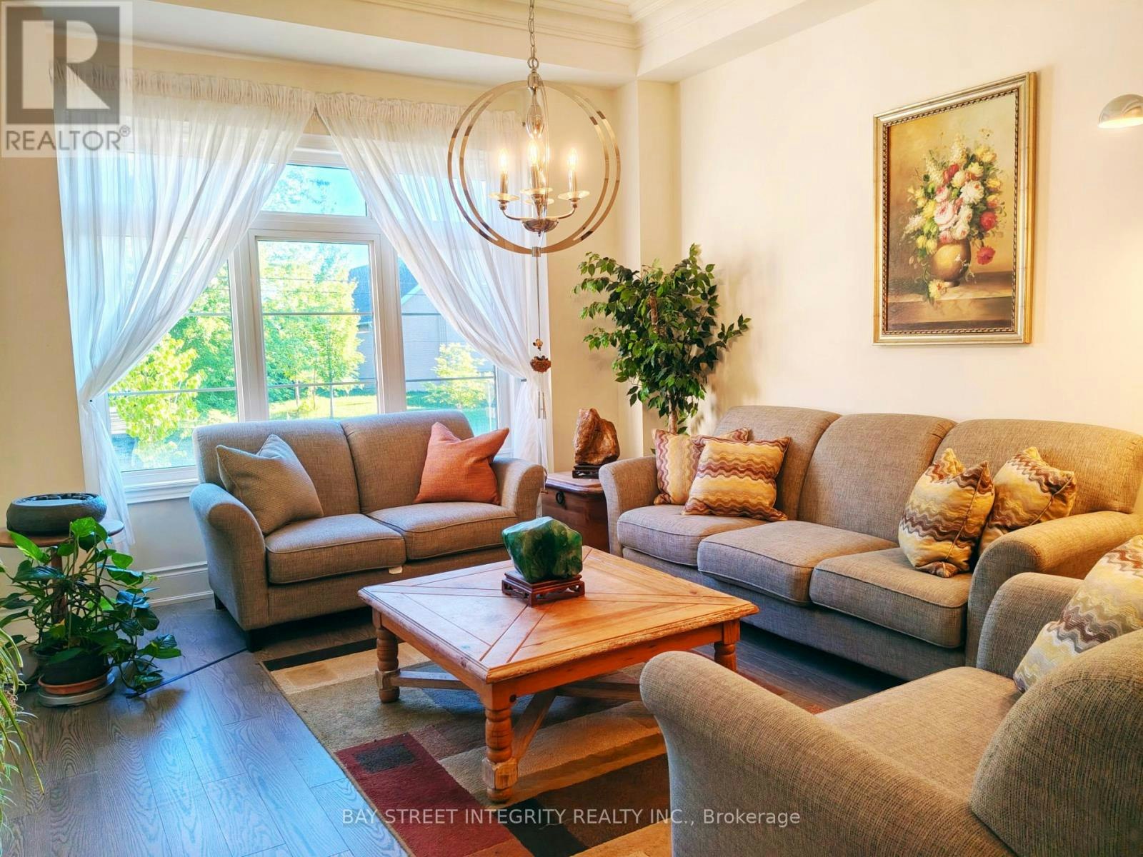 211 Hillsview Drive, Richmond Hill, ON, L4C 4L8 5