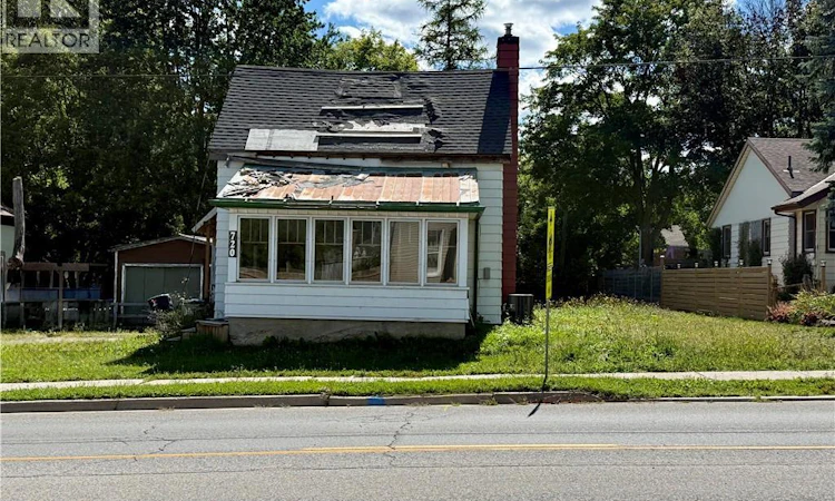 720 Main Street W