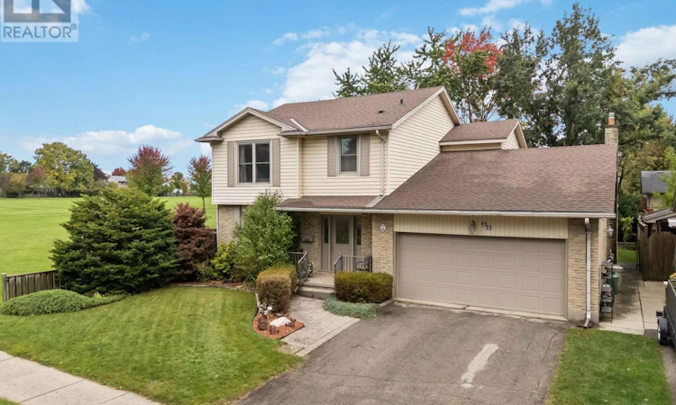 30 Four Oaks Crescent
