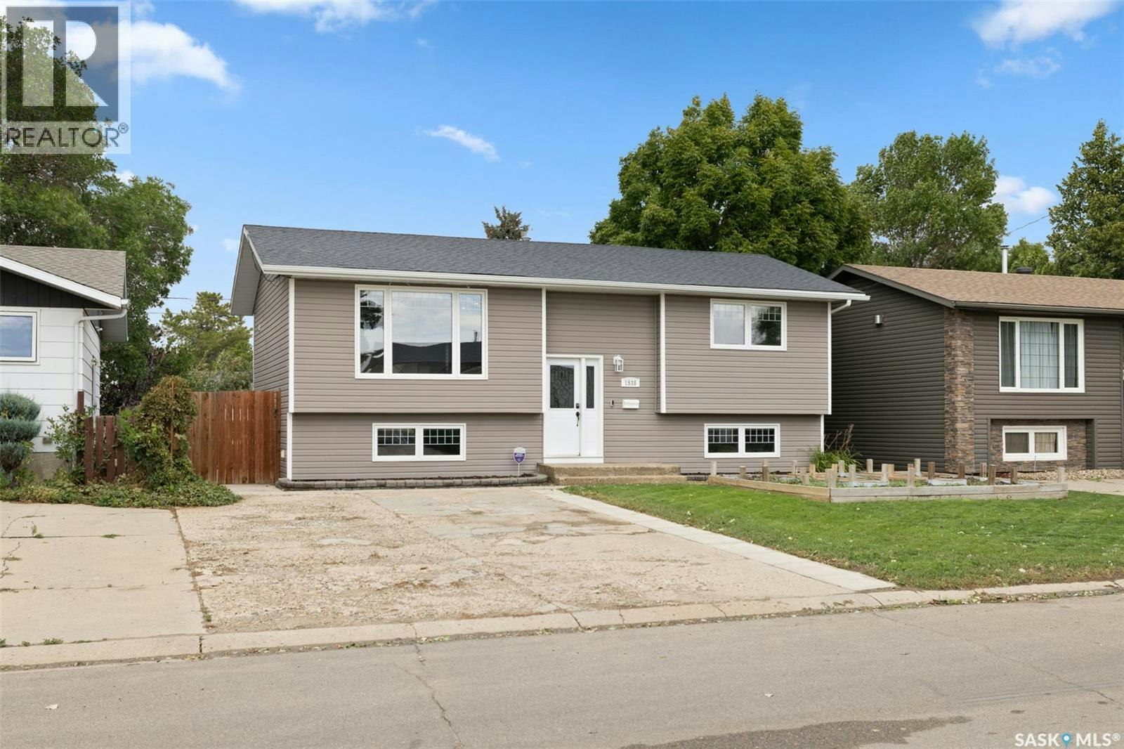 1538 Spadina Street W, Moose Jaw, SK, S6H 7E6